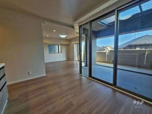 名古屋市瑞穂区彌富町紅葉園、中古マンションの居間画像です