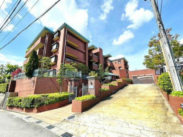 名古屋市瑞穂区彌富町円山、中古マンションの外観画像です