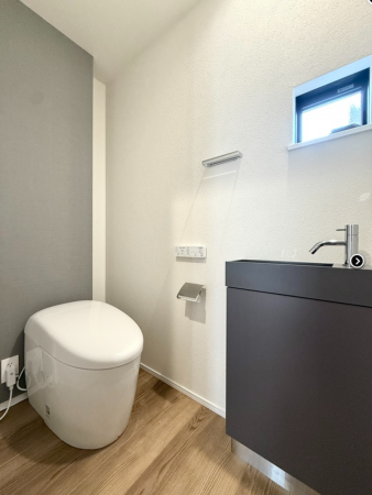名古屋市天白区表山、新築一戸建てのトイレ画像です