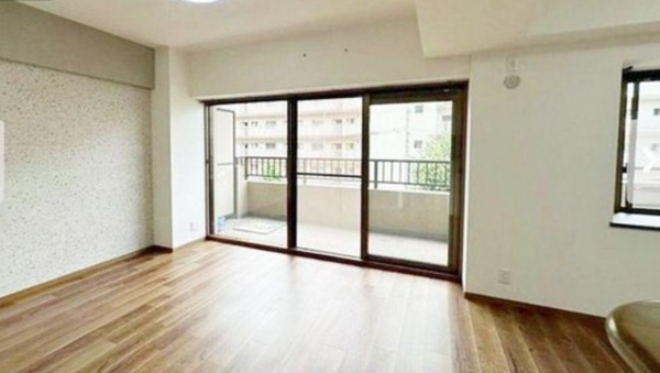 名古屋市千種区、中古マンションの居間画像です