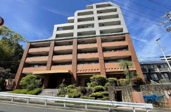 名古屋市天白区八事山、中古マンションの外観画像です