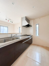 春日部市小渕、中古一戸建てのキッチン画像です