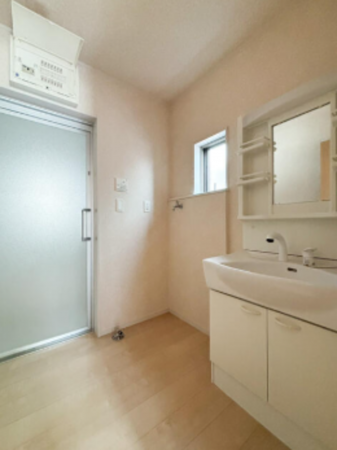 春日部市小渕、中古一戸建ての洗面画像です