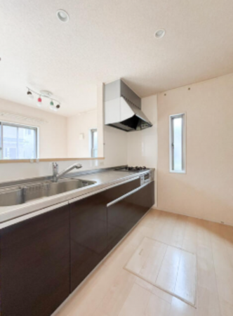春日部市小渕、中古一戸建てのキッチン画像です