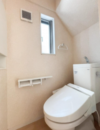 春日部市小渕、中古一戸建てのトイレ画像です