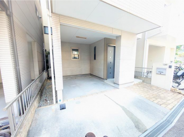 神戸市須磨区須磨浦通、中古一戸建ての駐車場画像です