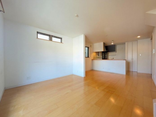 神戸市須磨区須磨浦通、中古一戸建ての居間画像です