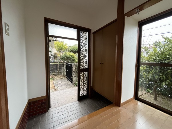 神戸市須磨区若草町、中古一戸建ての玄関画像です