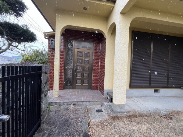 神戸市須磨区若草町、中古一戸建ての玄関画像です