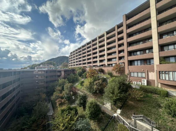 神戸市須磨区潮見台町、中古マンションの外観画像です