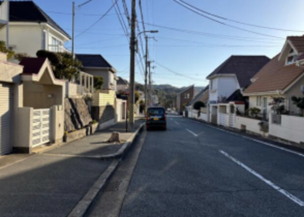神戸市須磨区東白川台、中古一戸建ての前面道路を含む現地写真画像です