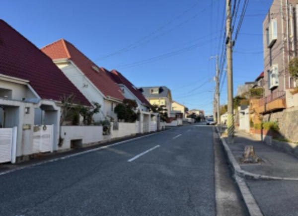 神戸市須磨区東白川台、中古一戸建ての前面道路を含む現地写真画像です