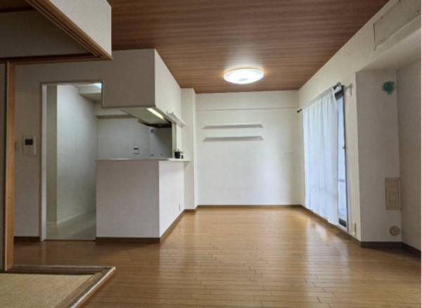 神戸市須磨区清水台、中古マンションの居間画像です