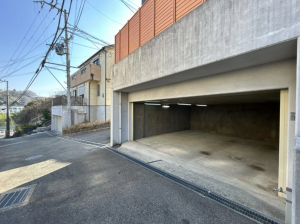 神戸市須磨区車、中古一戸建ての前面道路を含む現地写真画像です