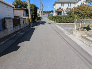 八戸市大字市川町、土地の前面道路を含む現地写真画像です
