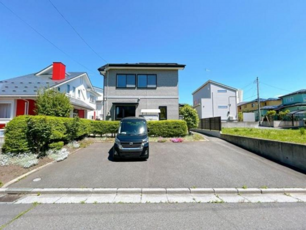 八戸市南白山台、中古一戸建ての駐車場画像です