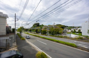 横浜市都筑区牛久保町、中古一戸建ての前面道路を含む現地写真画像です