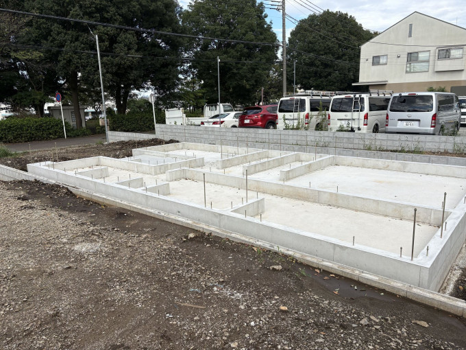 横浜市都筑区東山田町、新築一戸建ての前面道路を含む現地写真画像です