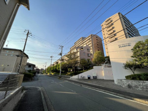 横浜市都筑区北山田、中古マンションの前面道路を含む現地写真画像です