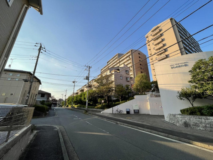 横浜市都筑区北山田、中古マンションの前面道路を含む現地写真画像です