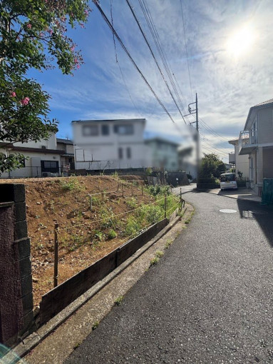 横浜市都筑区中川、土地の前面道路を含む現地写真画像です