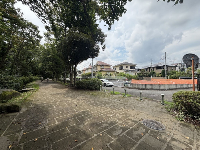 横浜市都筑区茅ケ崎南、土地の前面道路を含む現地写真画像です