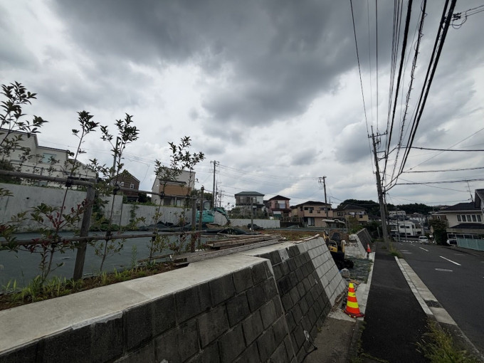 横浜市都筑区東山田、土地の前面道路を含む現地写真画像です