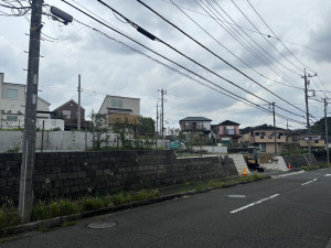 横浜市都筑区東山田、土地の前面道路を含む現地写真画像です