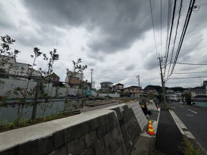 横浜市都筑区東山田、土地の前面道路を含む現地写真画像です