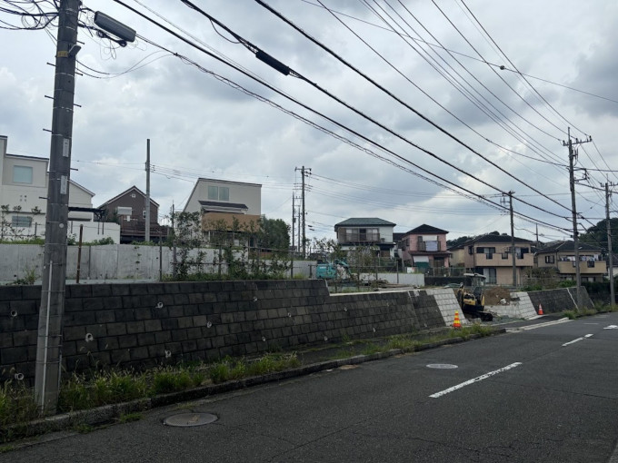 横浜市都筑区東山田、土地の前面道路を含む現地写真画像です