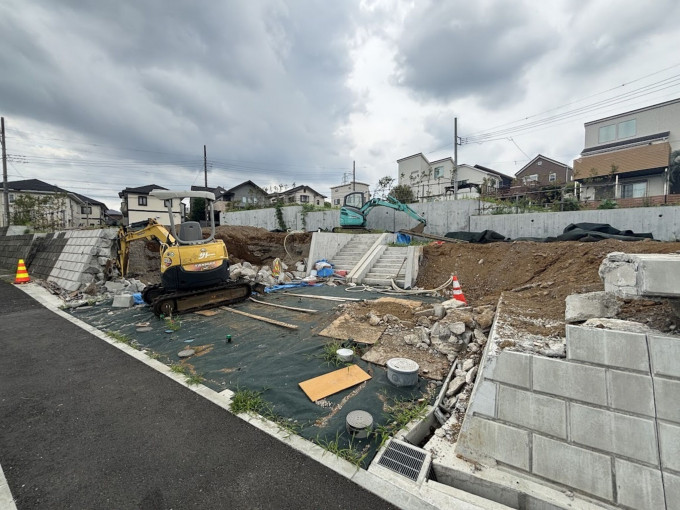 横浜市都筑区東山田、土地の前面道路を含む現地写真画像です