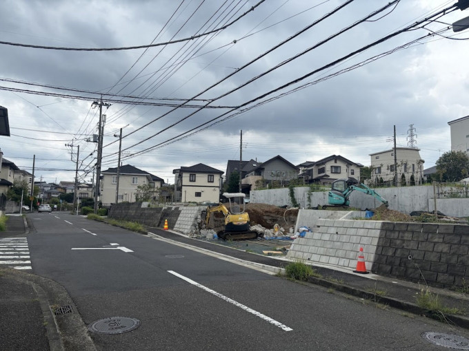 横浜市都筑区東山田、土地の前面道路を含む現地写真画像です