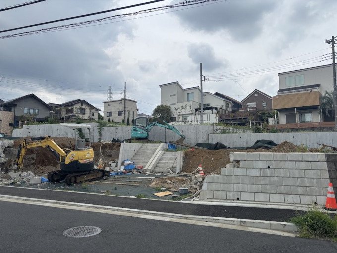 横浜市都筑区東山田、土地の前面道路を含む現地写真画像です