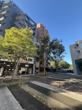 横浜市都筑区茅ケ崎中央、中古マンションの前面道路を含む現地写真画像です