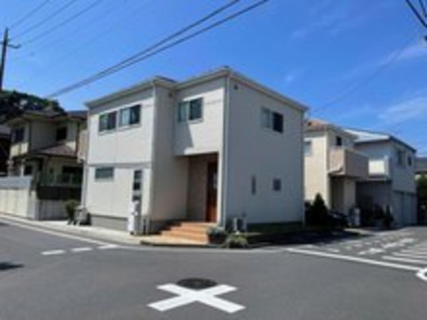 板橋区三園、中古一戸建ての前面道路を含む現地写真画像です