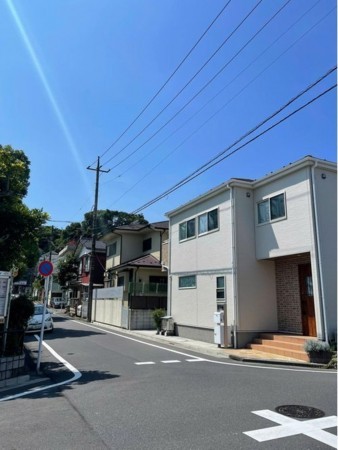 板橋区三園、中古一戸建ての前面道路を含む現地写真画像です