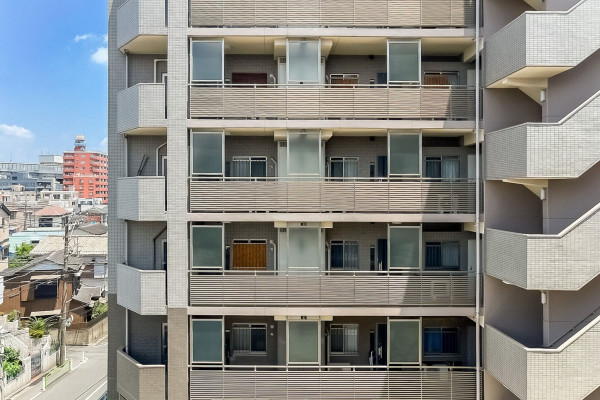 板橋区熊野町、中古マンションの外観画像です