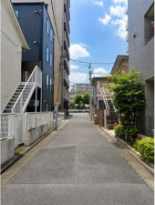 板橋区双葉町、収益物件/アパートの前面道路を含む現地写真画像です