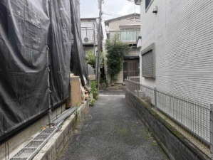 板橋区東新町、中古一戸建ての前面道路を含む現地写真画像です