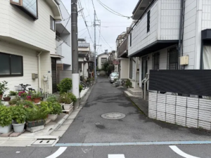 板橋区東新町、中古一戸建ての前面道路を含む現地写真画像です