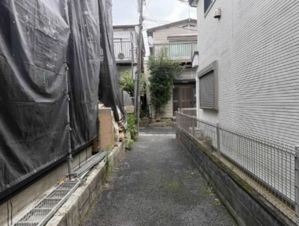 板橋区東新町、中古一戸建ての前面道路を含む現地写真画像です