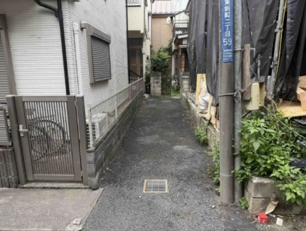板橋区東新町、中古一戸建ての前面道路を含む現地写真画像です
