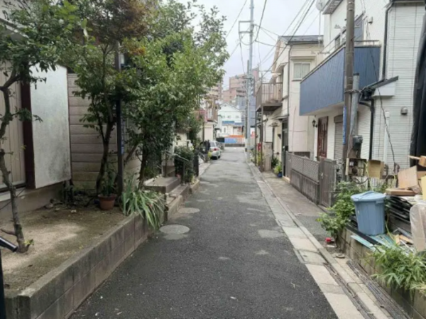 板橋区東新町、中古一戸建ての前面道路を含む現地写真画像です