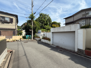 枚方市津田東町、土地の前面道路を含む現地写真画像です