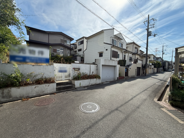 枚方市津田東町、土地の前面道路を含む現地写真画像です