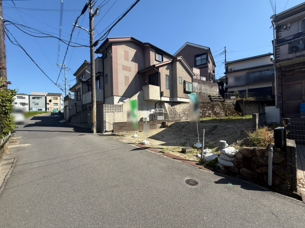 枚方市杉山手、土地の前面道路を含む現地写真画像です