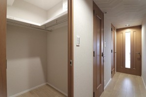 枚方市長尾谷町、中古マンションの玄関画像です