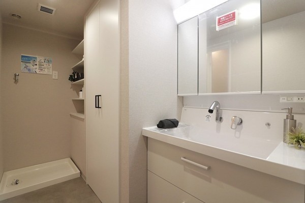 枚方市長尾谷町、中古マンションの洗面画像です