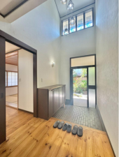 京田辺市大住、中古一戸建ての玄関画像です