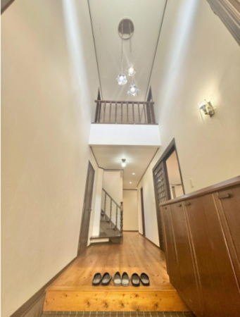 京田辺市大住、中古一戸建ての玄関画像です